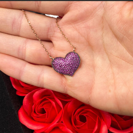 Εδώ υπάρχει ένα Σετ από κολιέ καρδιά και δαχτυλίδι με κόκκινες πέτρες Ασημένιο με  χρώμα μετάλλου, με κωδικό SET 2 σε τιμή 89 €.