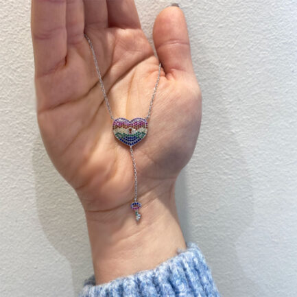 Εδώ υπάρχει ένα Ασημένια καρδιά σε σχήμα λουκέτου με πολύχρωμα ζιργκόν Ασημένιο με  χρώμα μετάλλου, με κωδικό SET 6 σε τιμή 99 €.